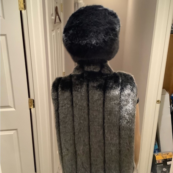 Elegant Black Faux Fur Vest Size Large - Picture 8 of 16